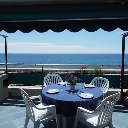 Bilocale Con Terrazzo Direttamente Sul Mare Lägenhet